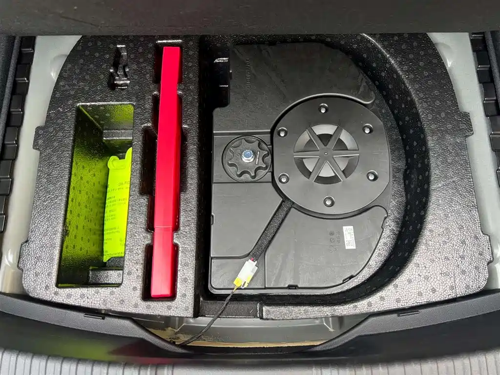 Hongqi H5 2024 2.0T Automatic Smart Connect Flag Leader Edition фото 11
