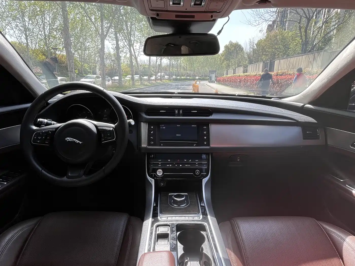 Photo 6 - Jaguar XFL