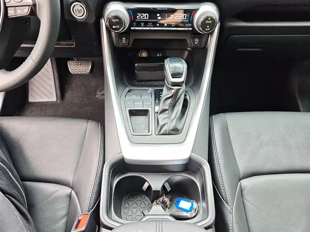 Toyota Wildlander 2022 2.0L CVT FWD Luxury PLUS Edition фото 16