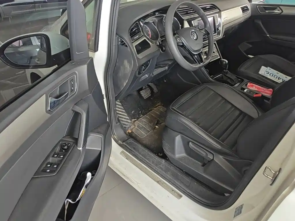 Photo 16 - Volkswagen Touran