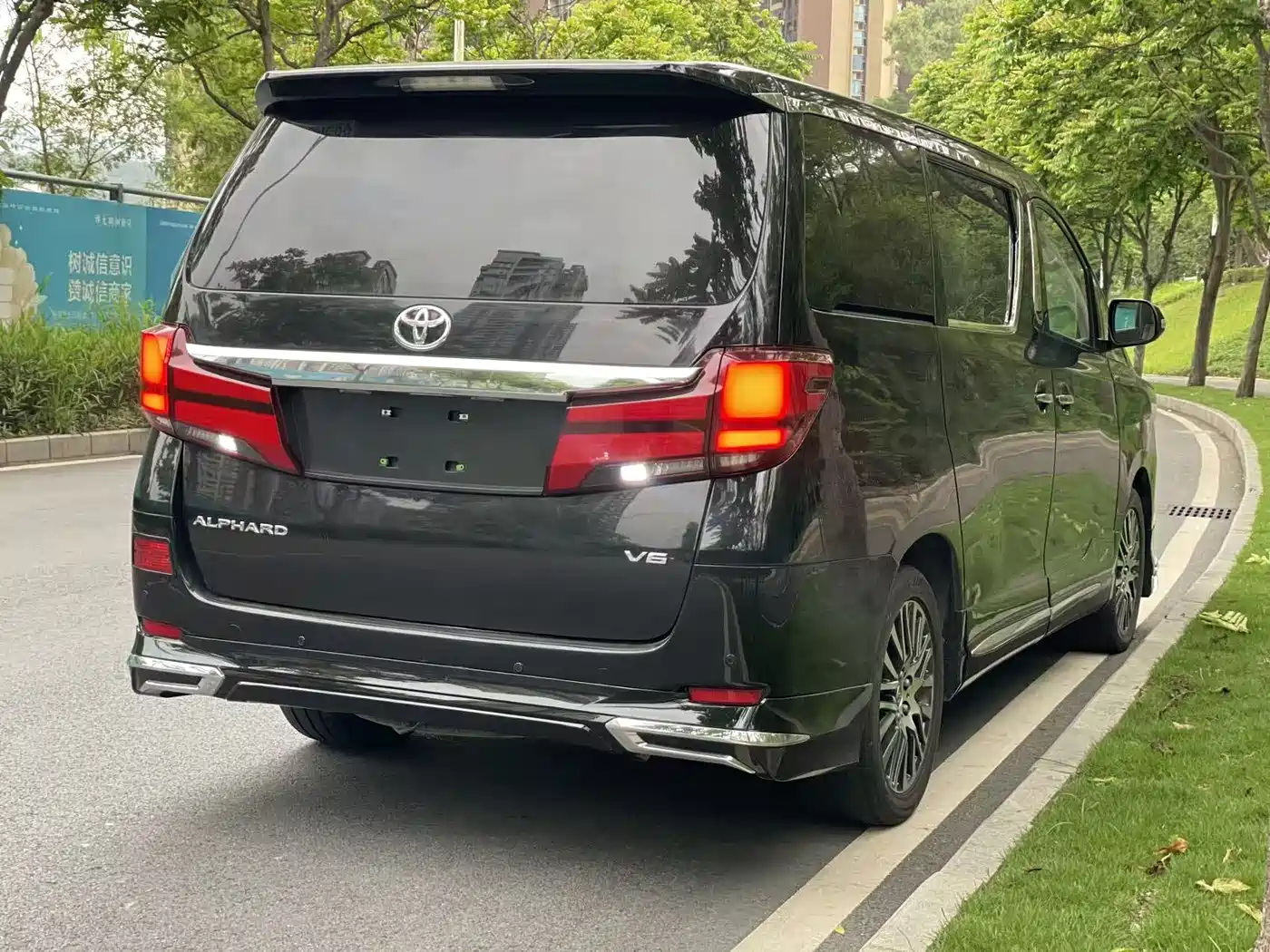 Toyota Alphard 2012 3.5L Luxury Edition фото 4
