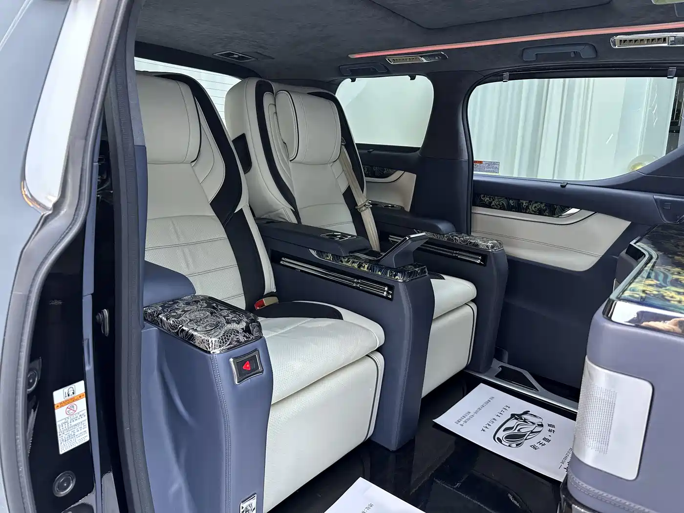 Toyota Alphard 2018 3.5L Luxury фото 14