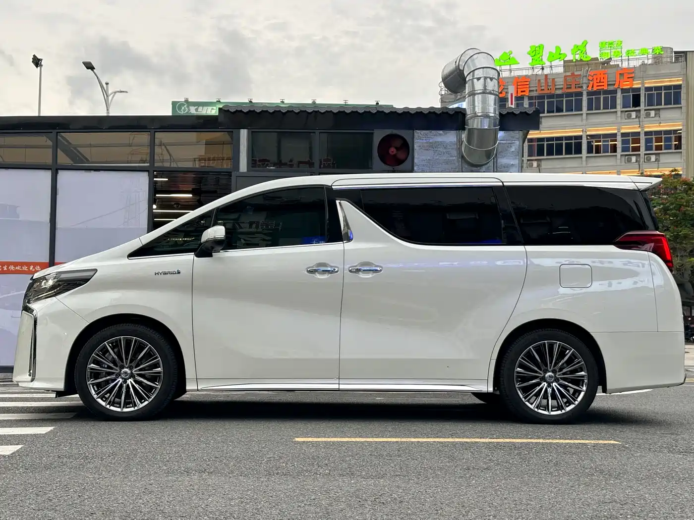 Toyota Alphard 2019 Hybrid 2.5L Premium Edition фото 27
