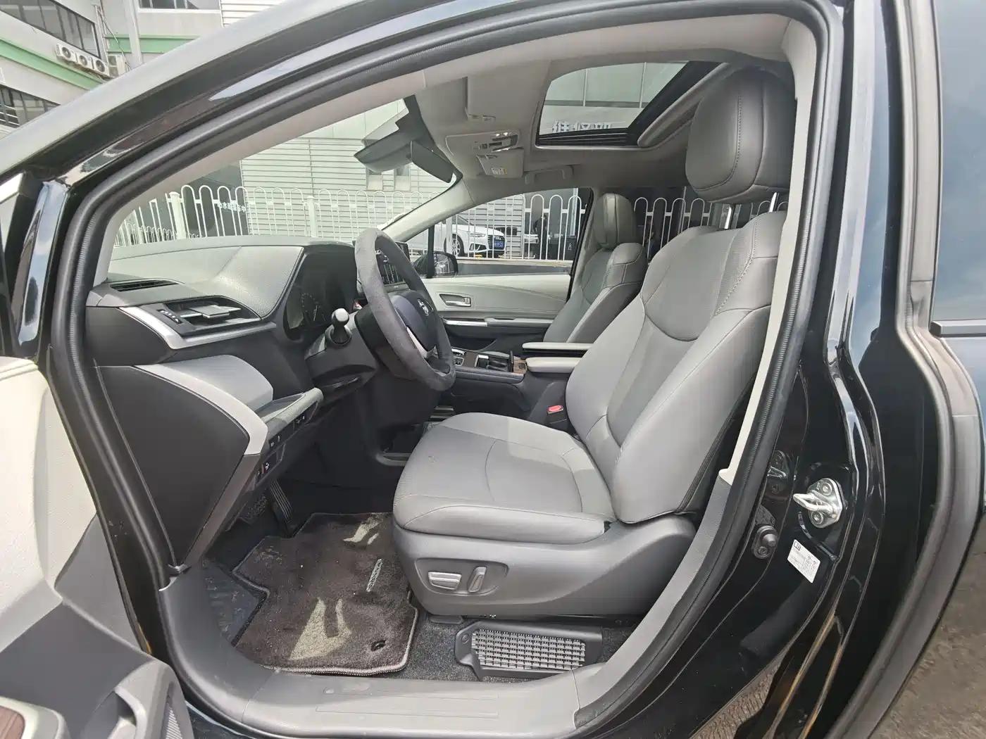 Toyota Sienna 2024 2.5L Hybrid Luxury Edition фото 12