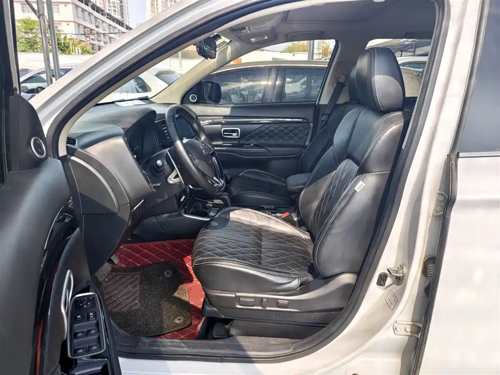 MITSUBISHI OUTLANDER