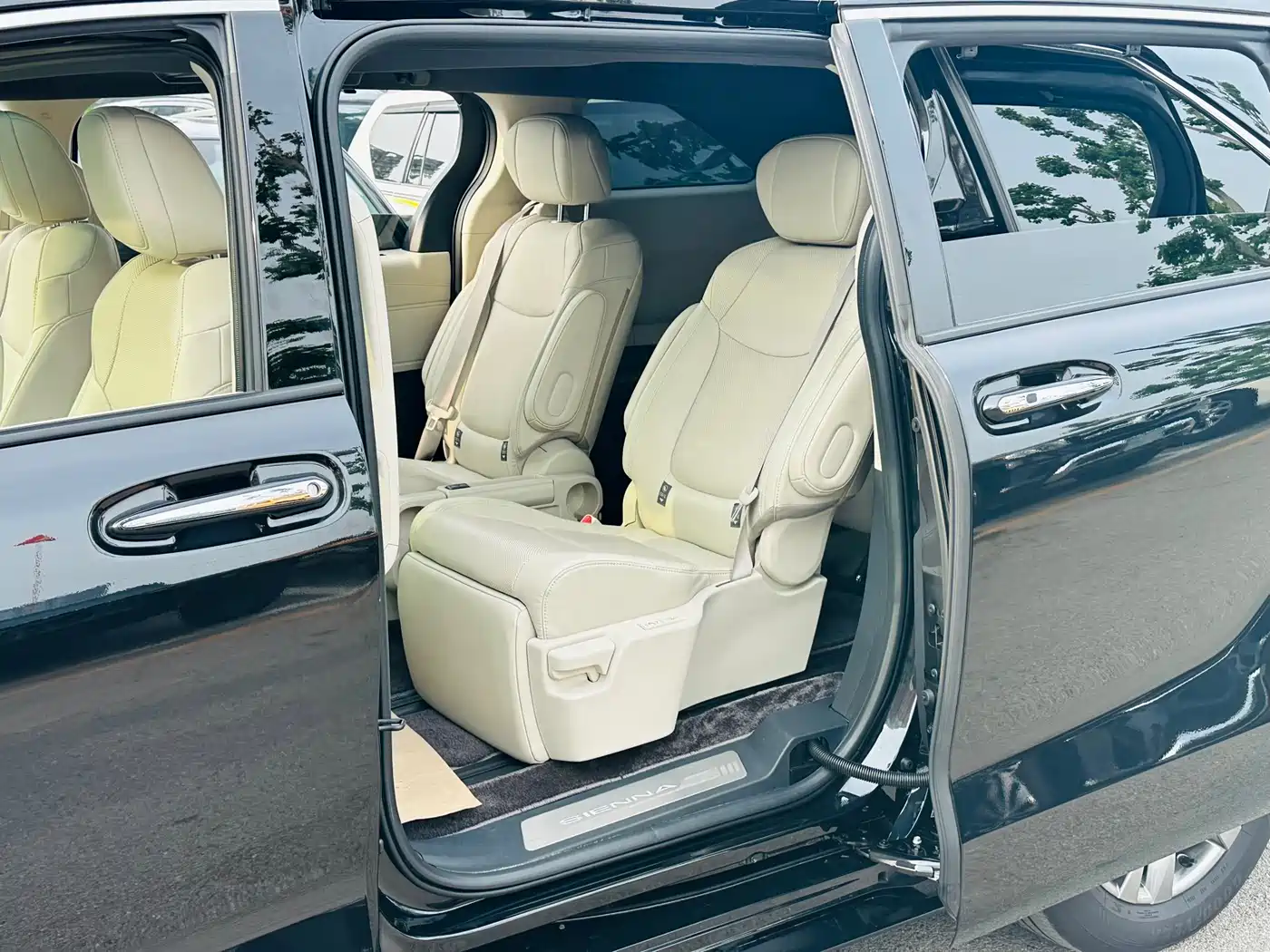 Toyota Sienna 2024 2.5L Hybrid 4WD Premium Edition фото 9