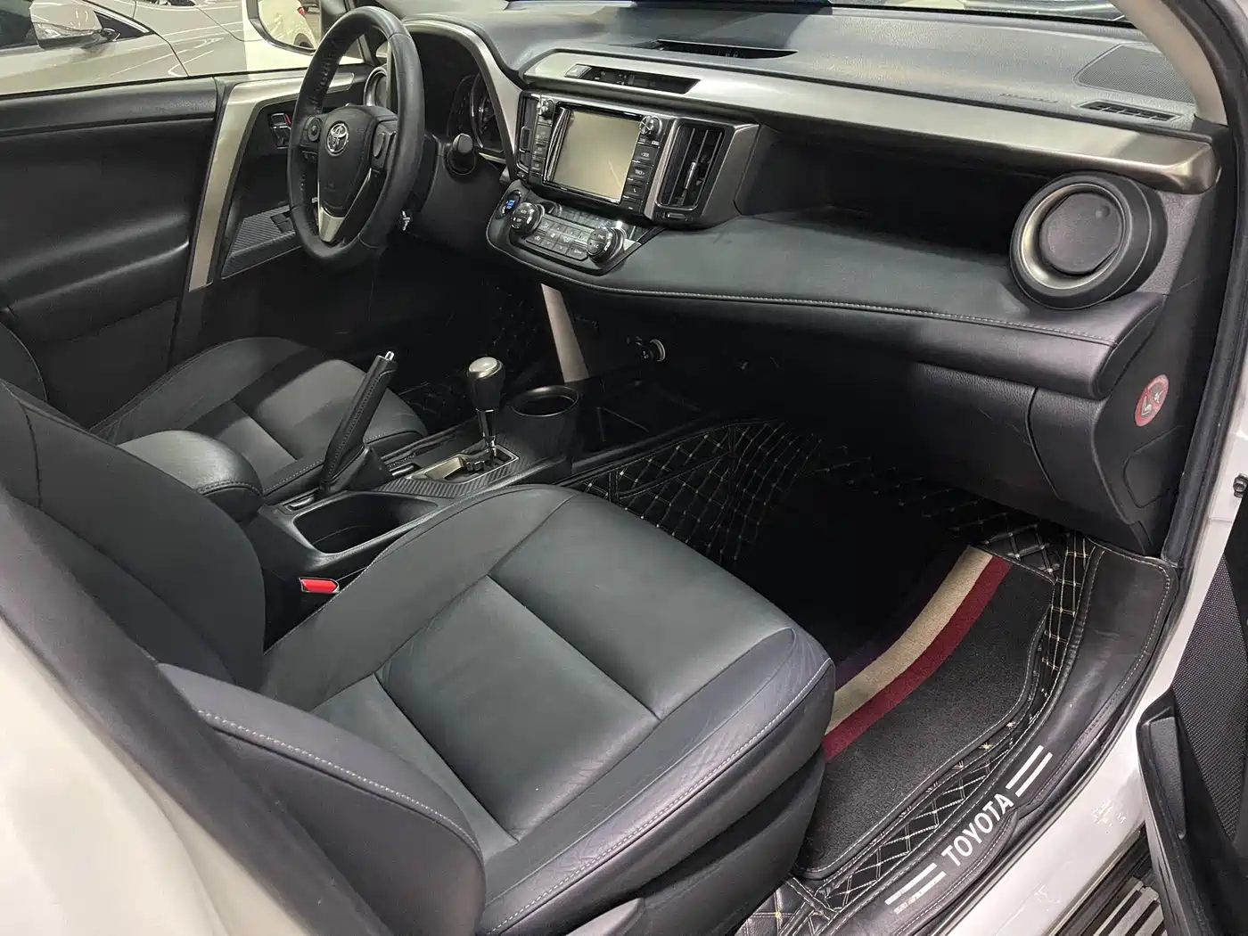 Toyota RAV4 Rongfang 2015 2.0L CVT 4WD Pioneer Edition фото 9