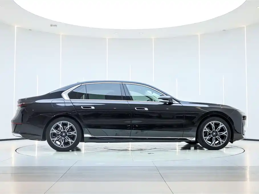 BMW 7 Series 2023 Model 735Li Luxury Package фото 4