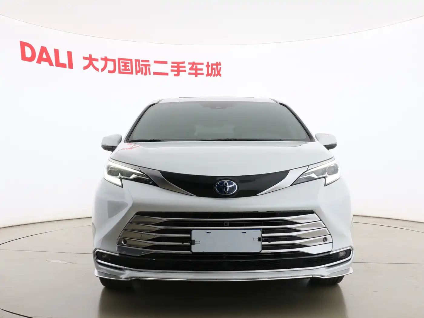 Toyota Sienna 2021 2.5L Hybrid Platinum Edition фото 2