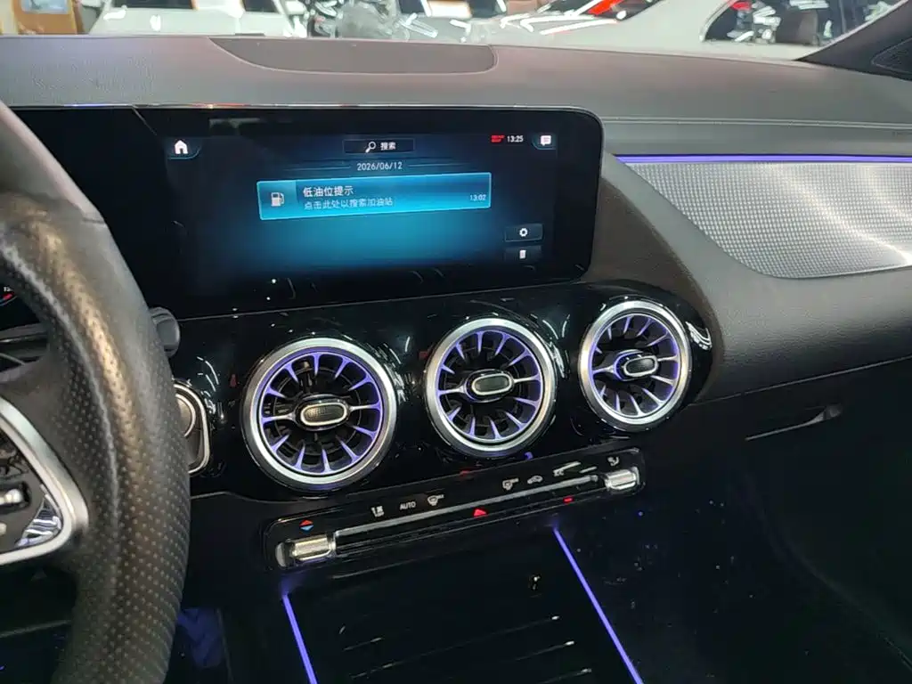 MERCEDES-BENZ GLA