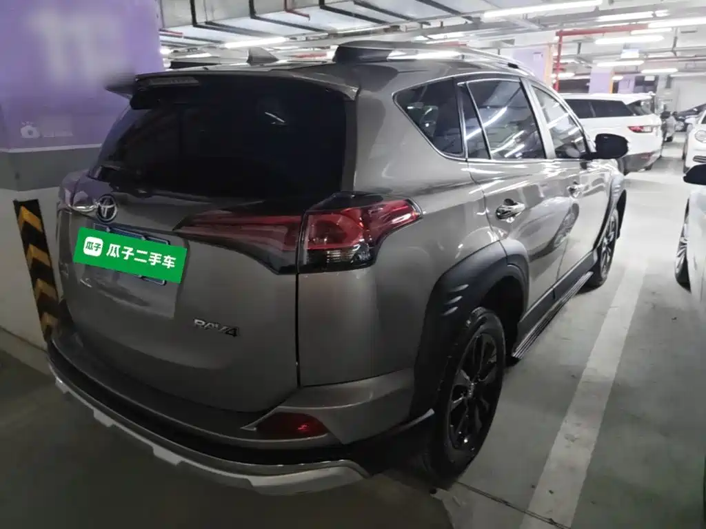 Фото 7 - Toyota RAV4