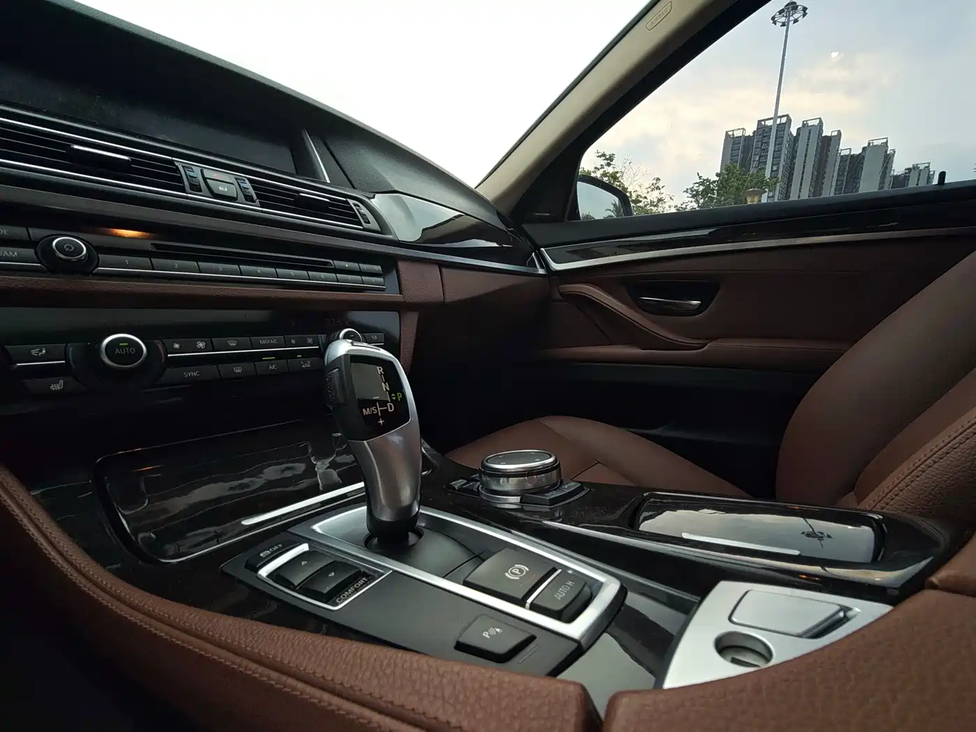BMW 5 Series 2014 528Li Leading Edition фото 17
