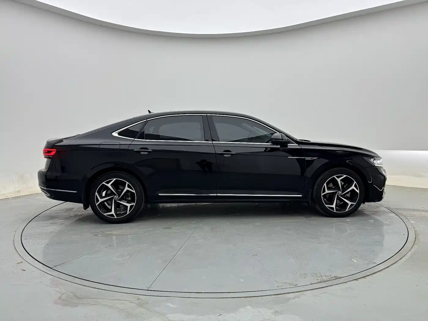 Volkswagen Passat 2024 330TSI Starlight Elite Edition фото 4