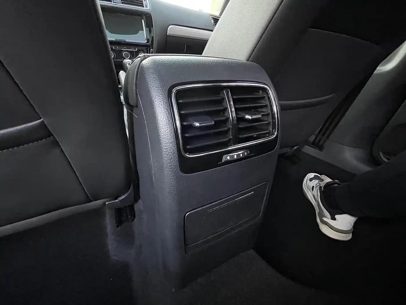 Volkswagen Sagitar 2017 1.6L Automatic Comfort фото 13