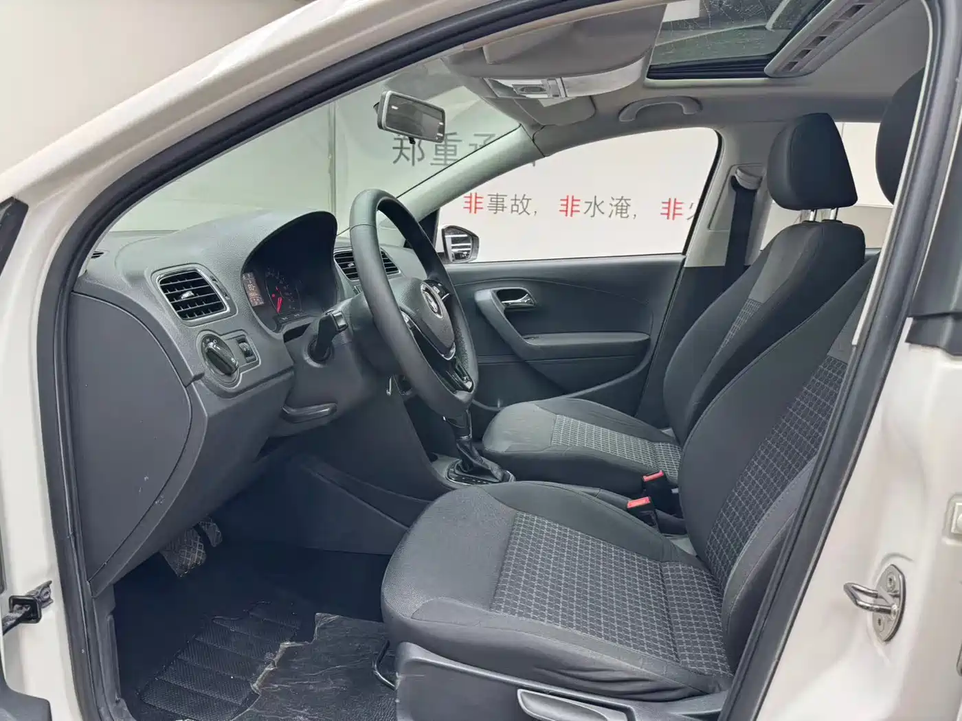Volkswagen Polo 2016 1.6L Automatic Comfort фото 8