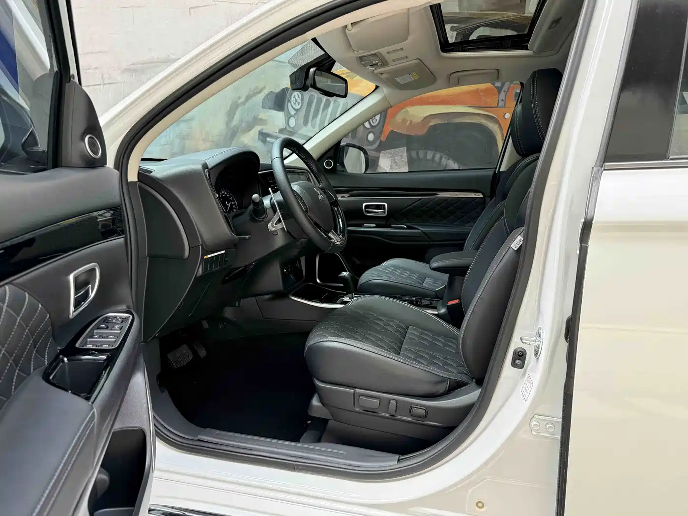 Mitsubishi Outlander 2021 2.4L 4WD Deluxe Edition 7-Seater фото 7