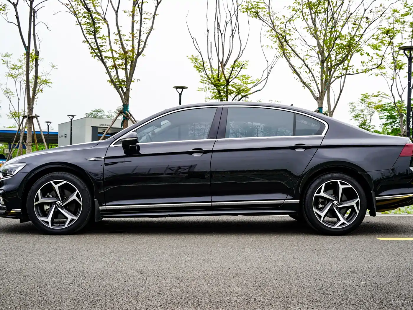 Volkswagen Magotan 2023 Model 2 Million Commemorative Edition 330TSI DSG Luxury фото 3