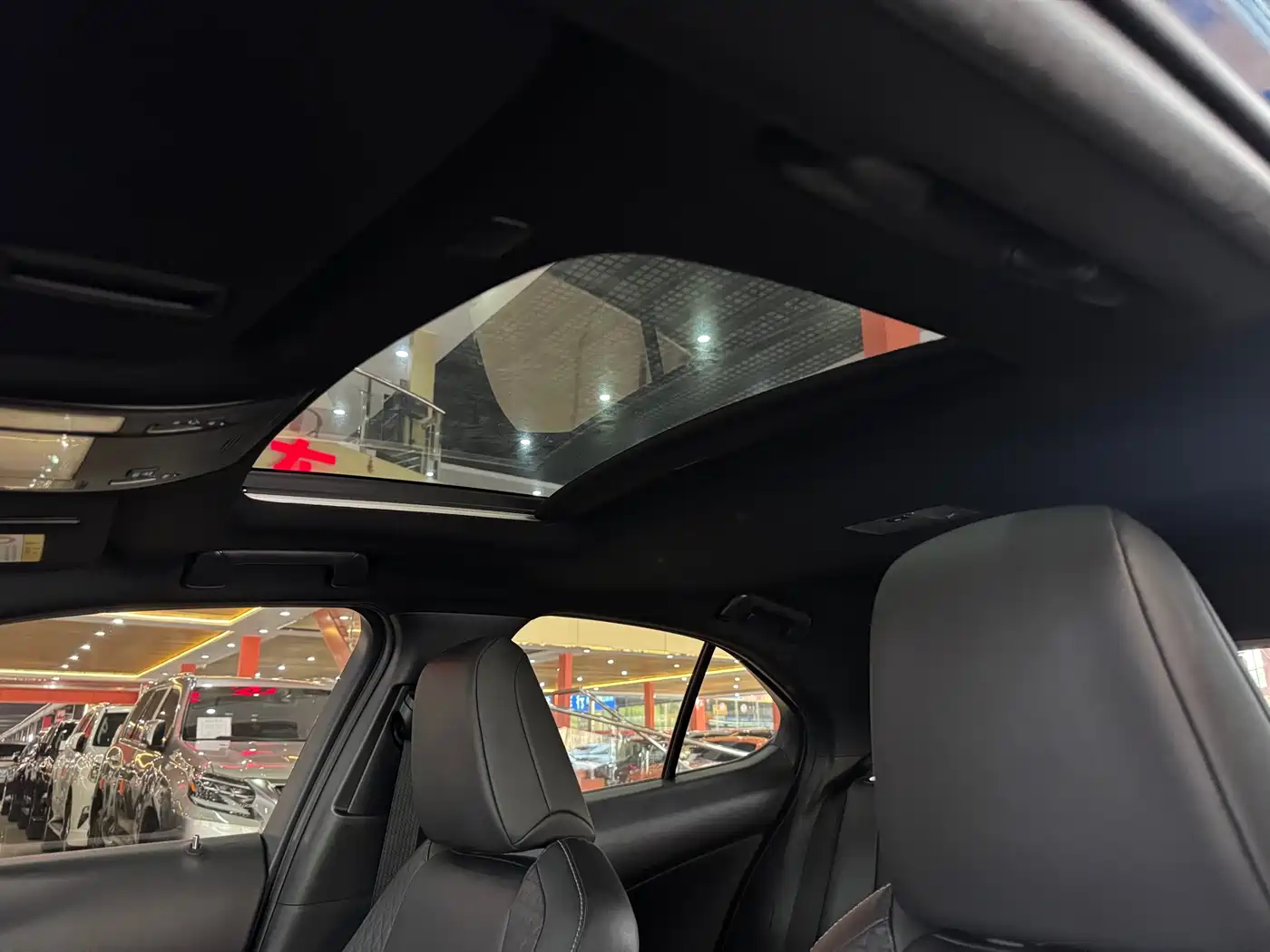 Lexus UX 2019 260h Explorer Fun Edition (China V) фото 9
