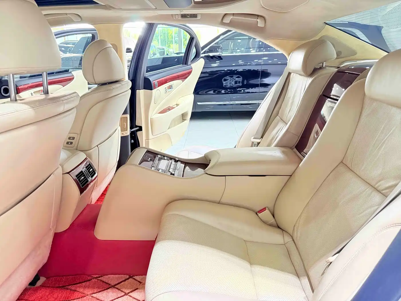 Фото 9 - Lexus LS