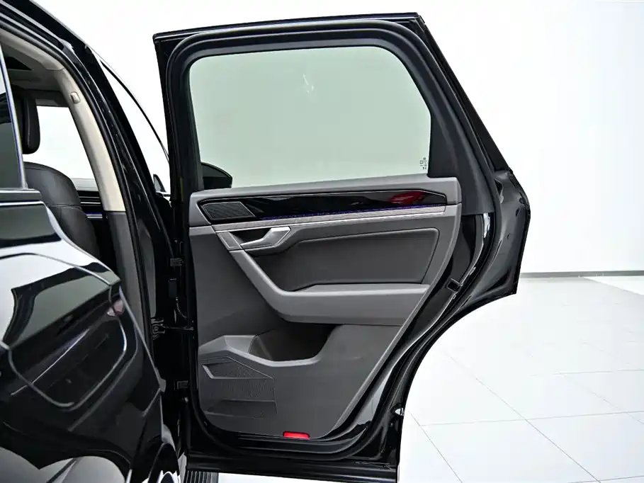 Volkswagen Touareg 2023 3.0TSI R-Line Black Sports Package фото 21