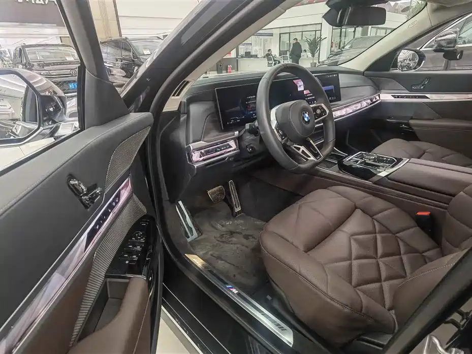 BMW 7 Series 2023 Model 740Li Leading M Sport Package фото 2
