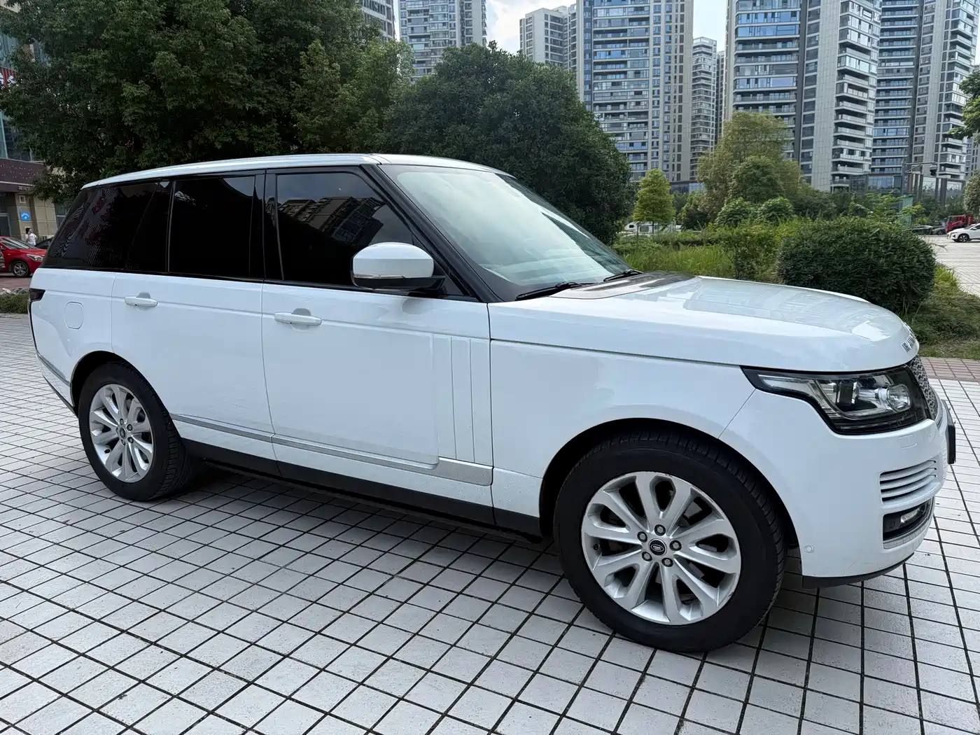 Photo 8 - Land Rover Range Rover
