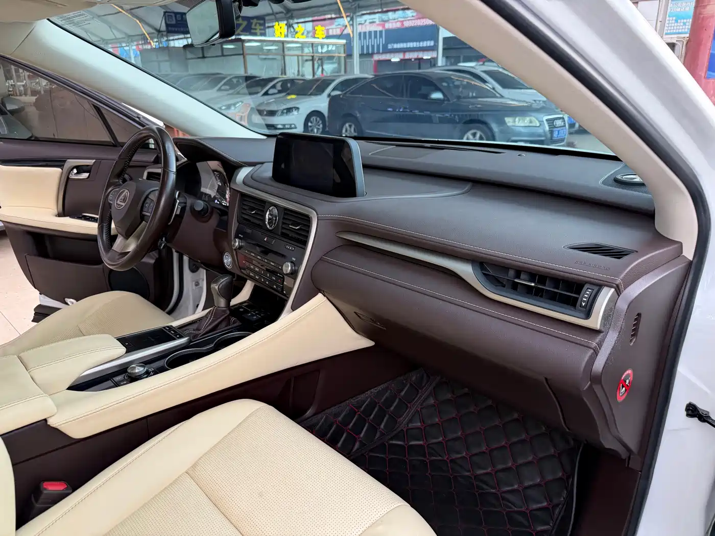 Фото 30 - Lexus RX