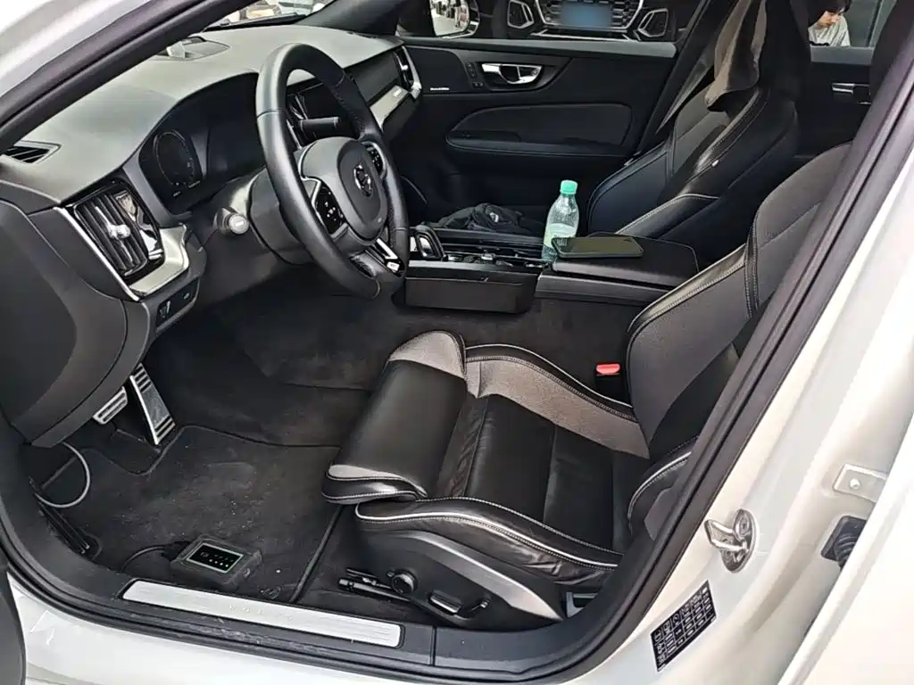 Volvo V60 2022 2022 B5 Momentum Sport