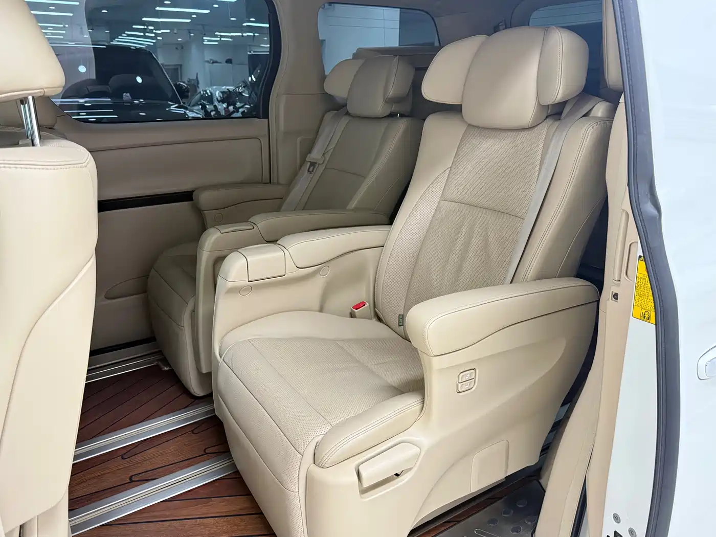 Toyota Alphard 2012 3.5L Luxury Edition фото 14