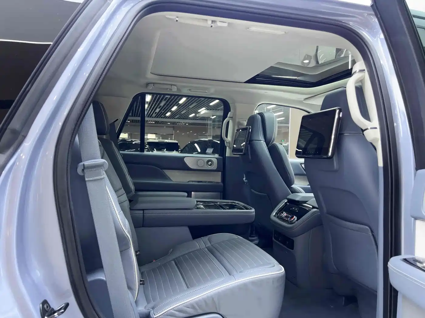 Photo 5 - Lincoln Navigator