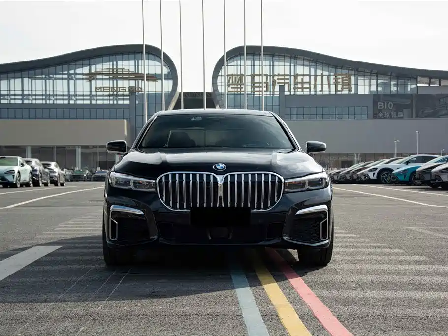 BMW 7 Series 2019 740Li xDrive Executive M Sport Package фото 2