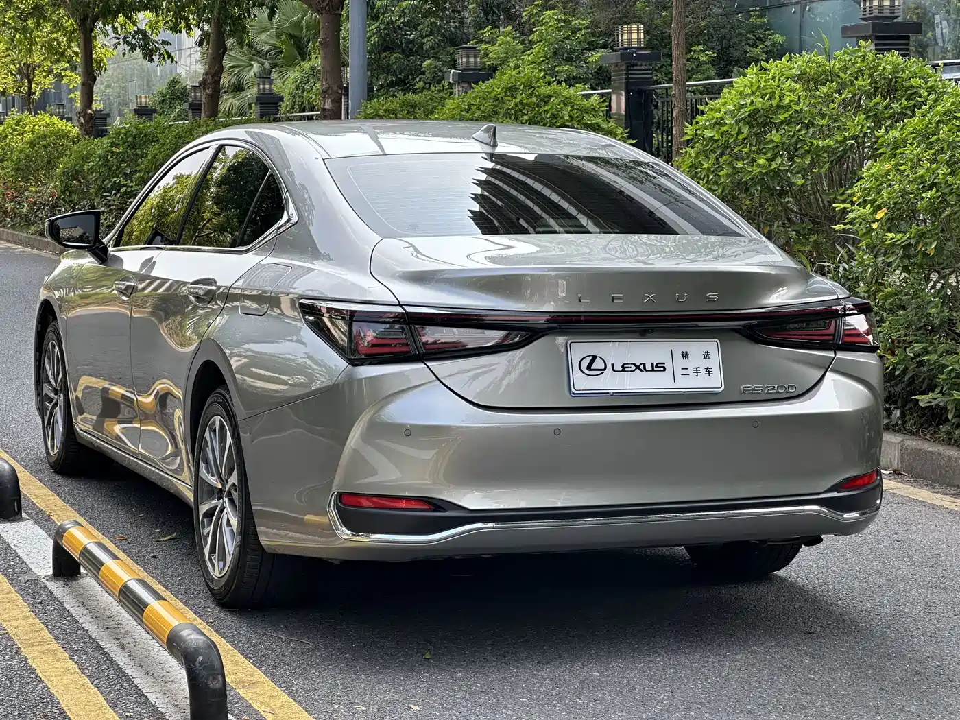 Lexus ES 2026 2025 200 Ultimate Edition