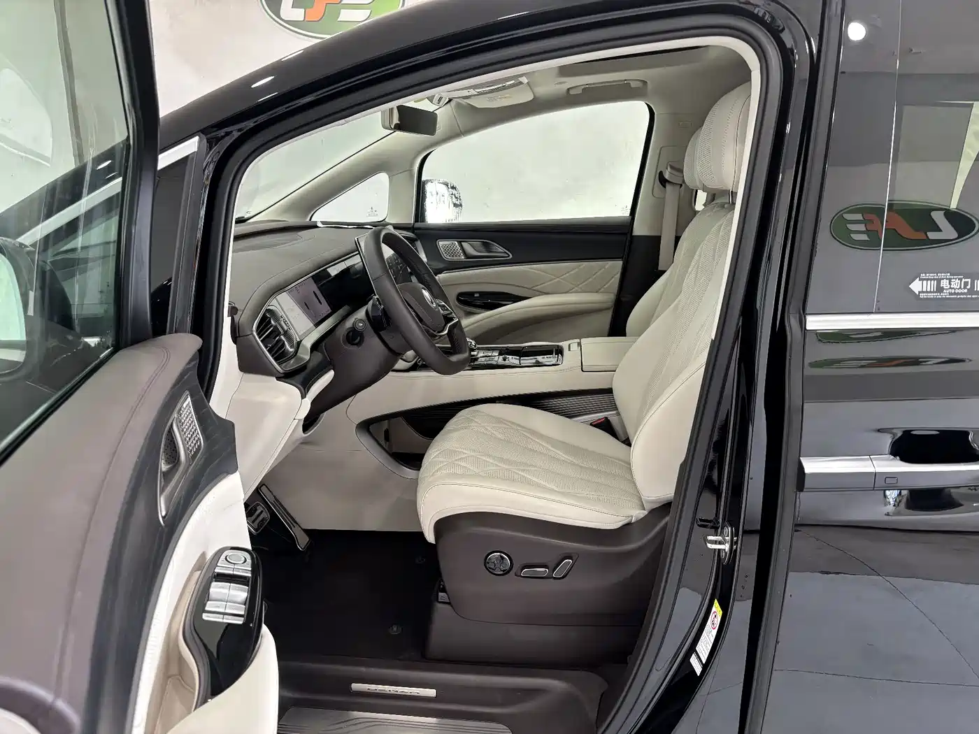 Denza D9 2025 2025 Model DM-i Smart Drive Edition 1020 AWD Flagship