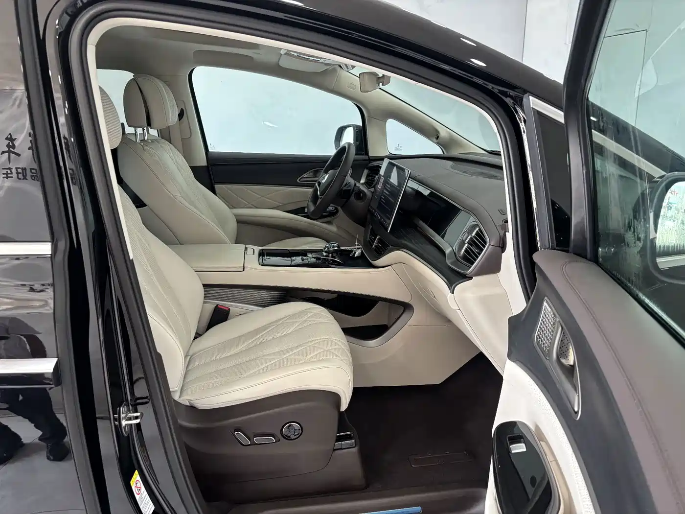 Denza D9 2025 2025 Model DM-i Smart Drive Edition 1020 AWD Flagship