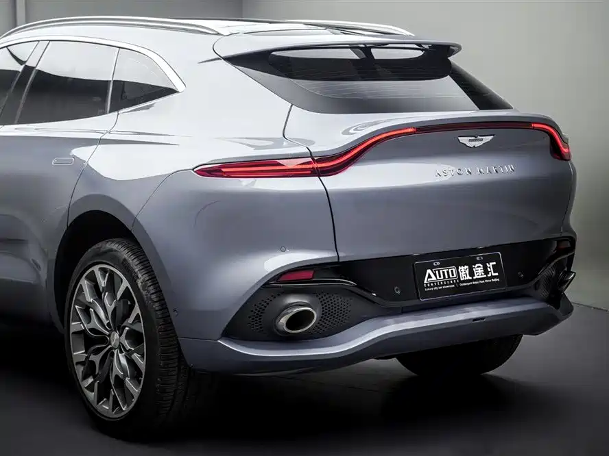 ASTON MARTIN DBX