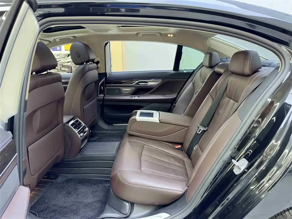 BMW 7 Series 2016 730Li Leading фото 7