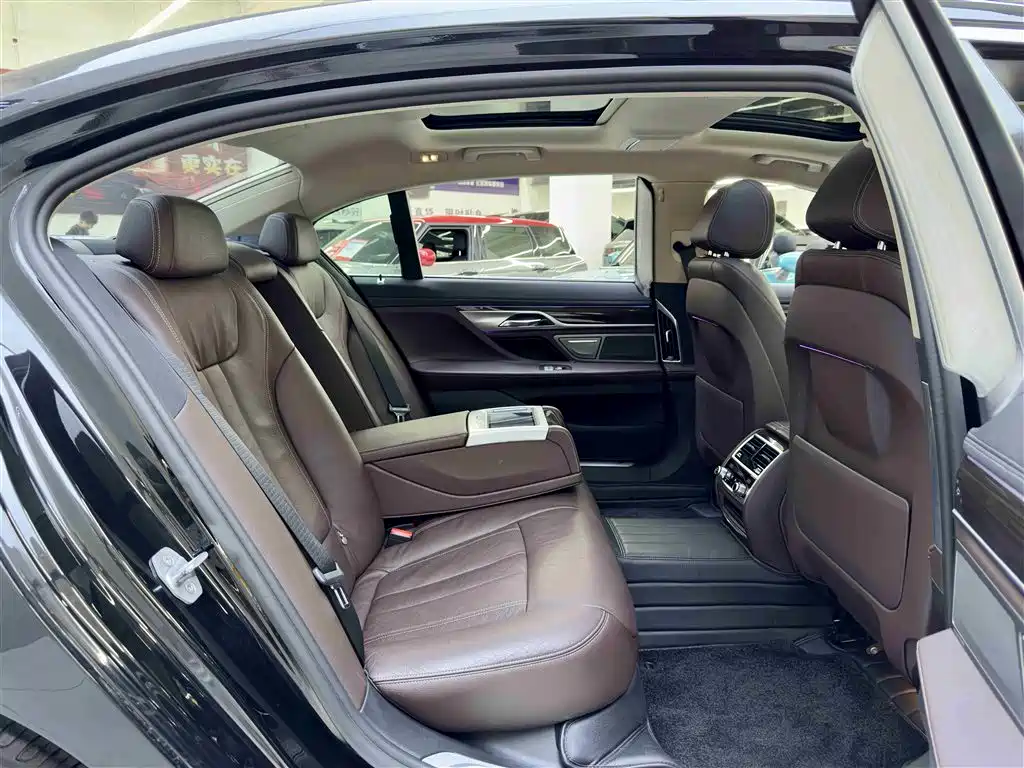 BMW 7 Series 2016 730Li Leading фото 6