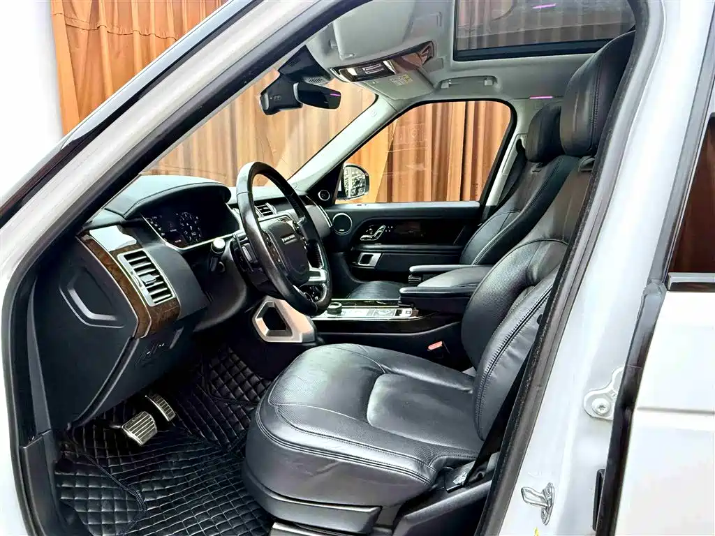 Land Rover Range Rover 2021 3.0 L6 Heritage Extended Classic Edition фото 7