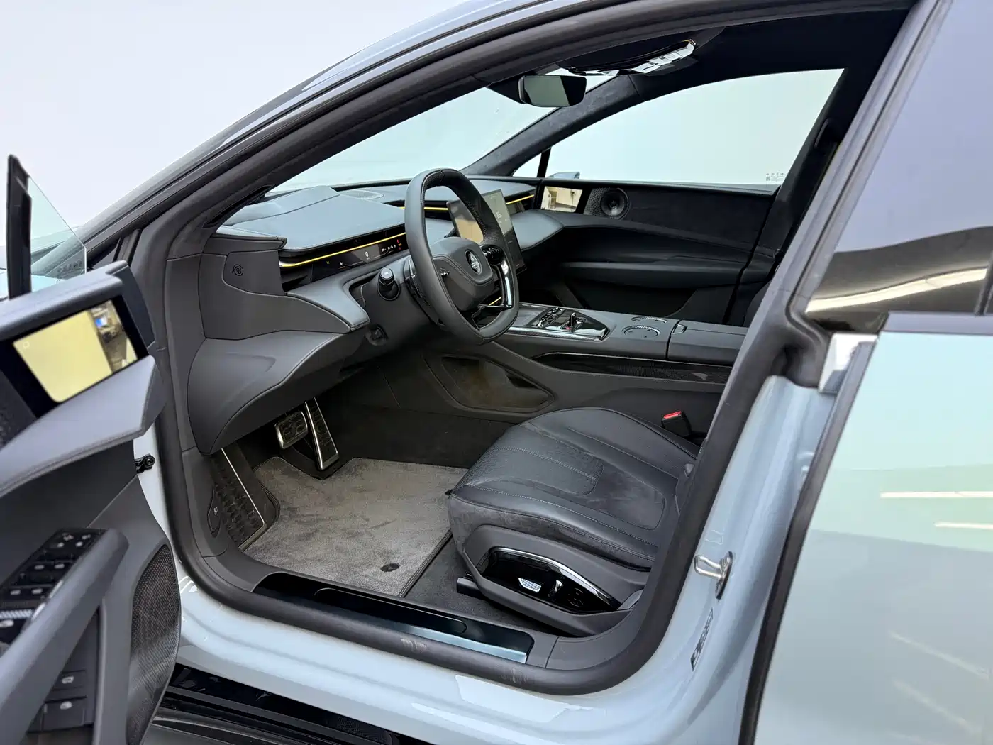 LOTUS SPORTS CAR EMEYA FLOWERS