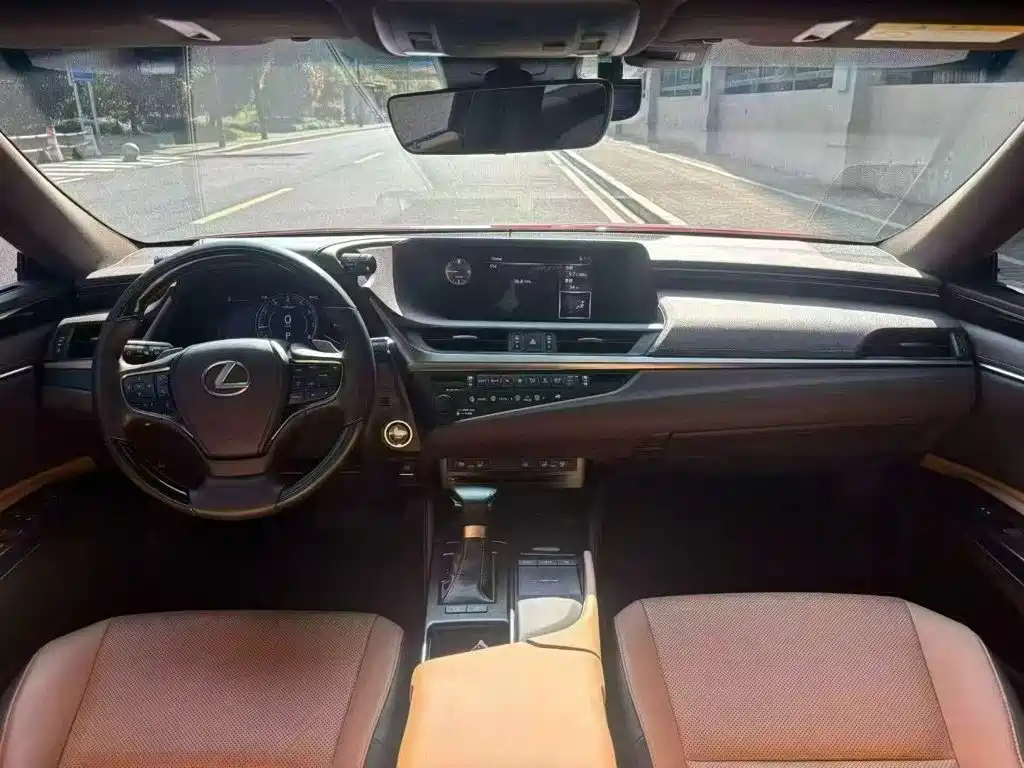 Photo 8 - Lexus ES
