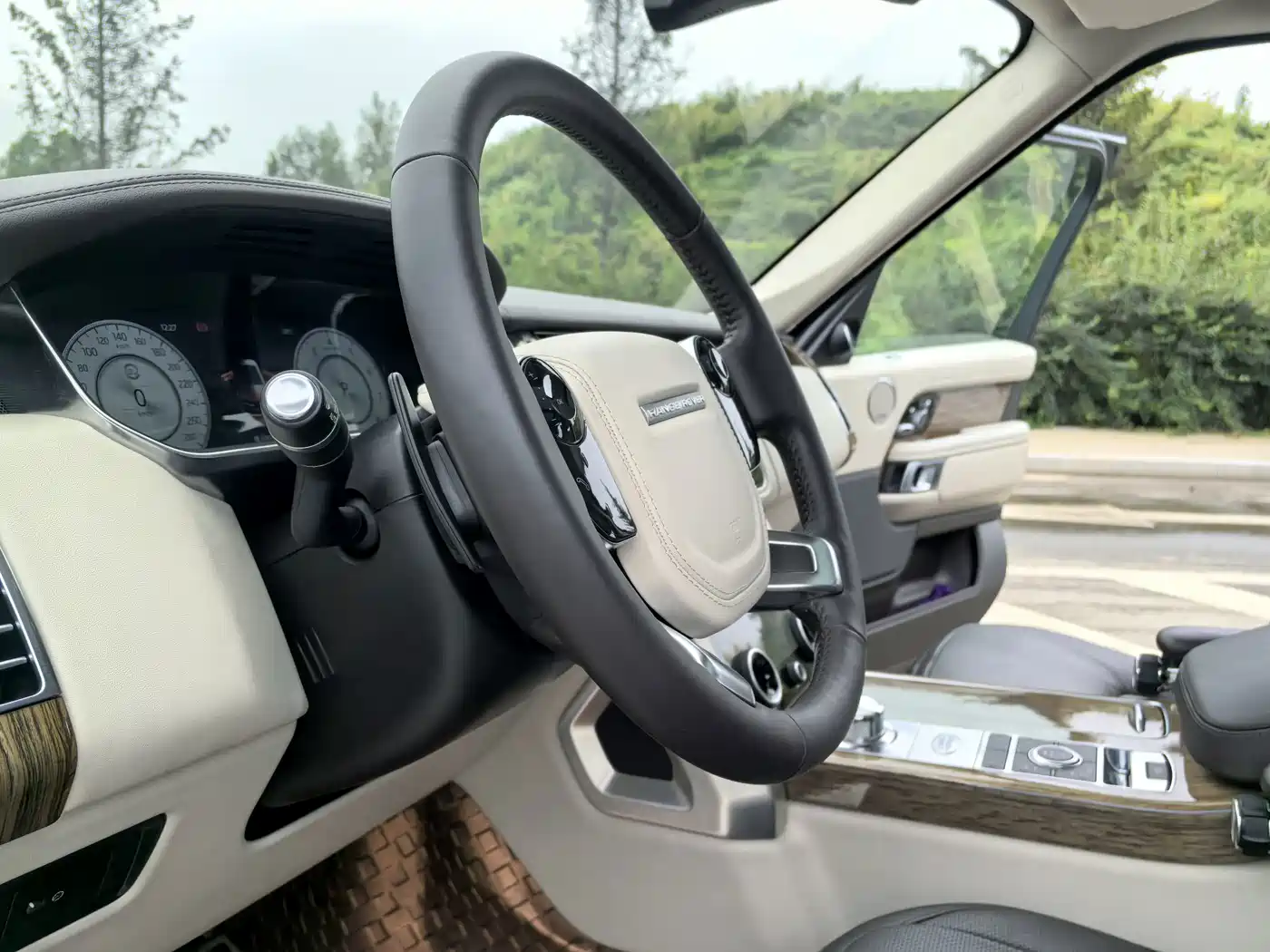 Photo 13 - Land Rover Range Rover