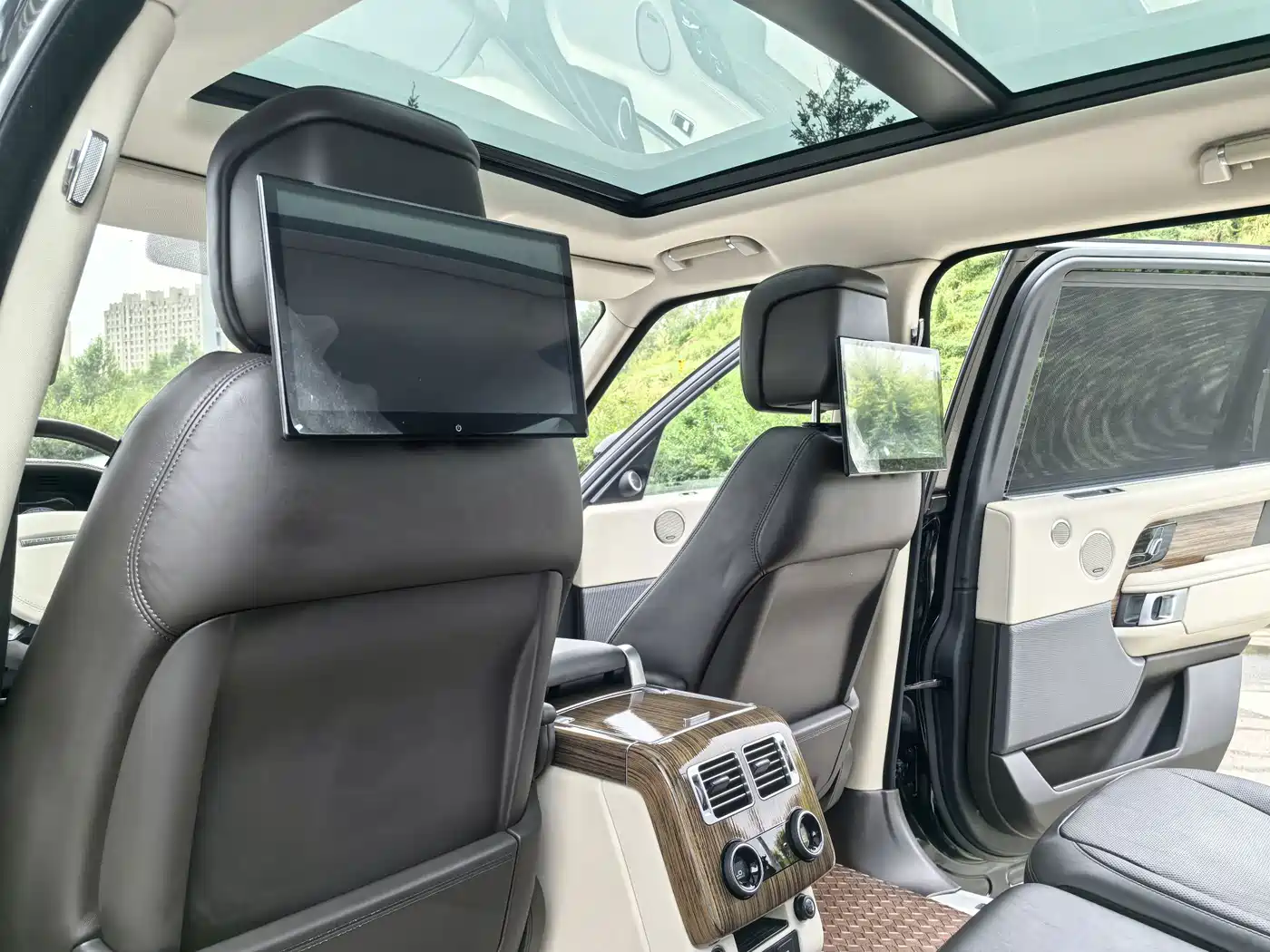 Photo 16 - Land Rover Range Rover