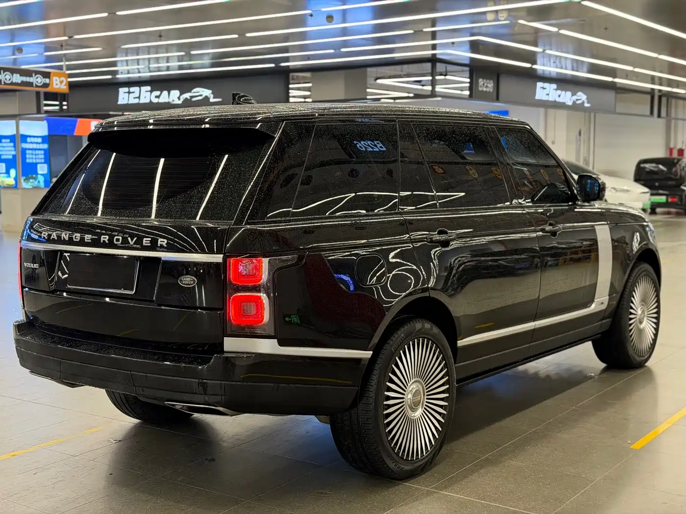 Land Rover Range Rover 2020 3.0 L6 Heritage Extended Edition фото 10