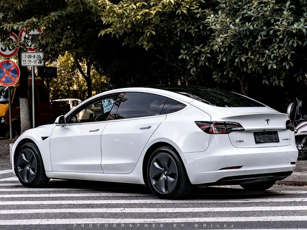 Фото 10 - Tesla Model 3