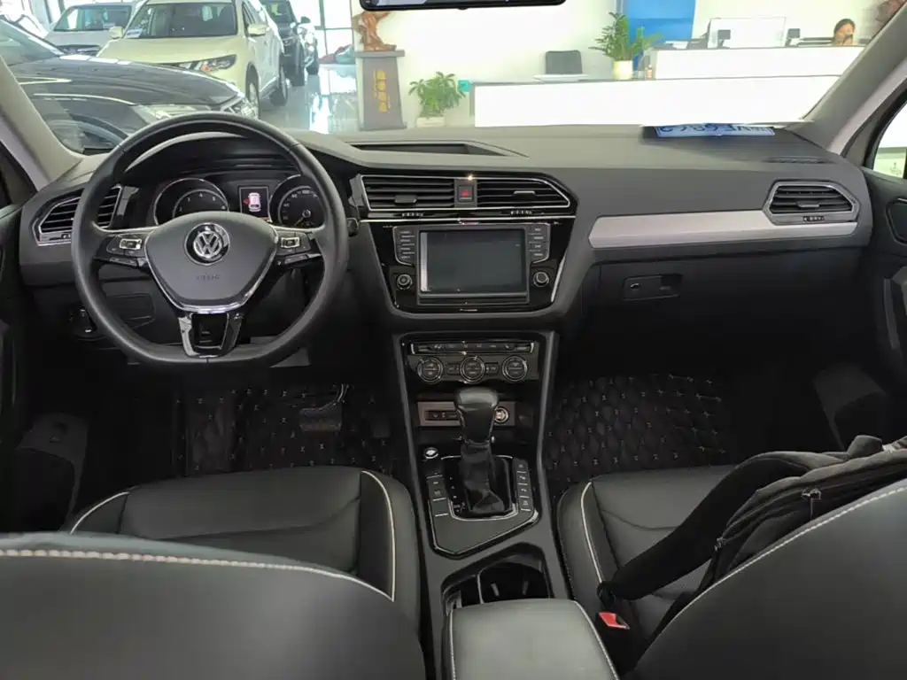 Photo 9 - Volkswagen Tiguan L