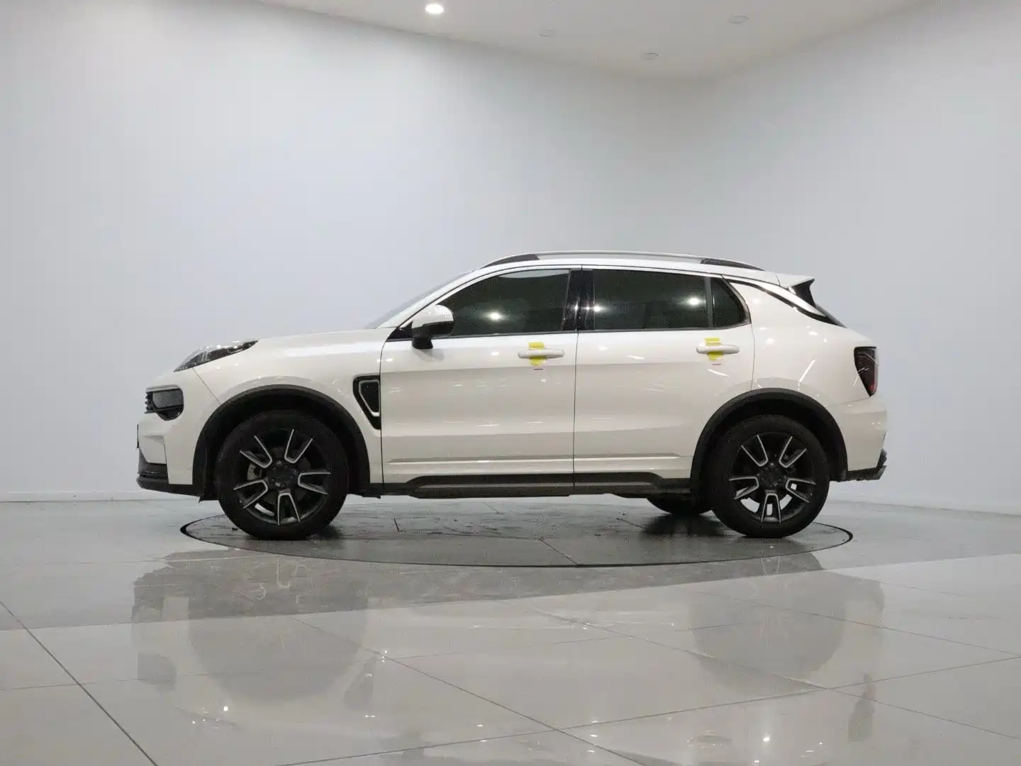 صورة 8 - Lynk & Co 01