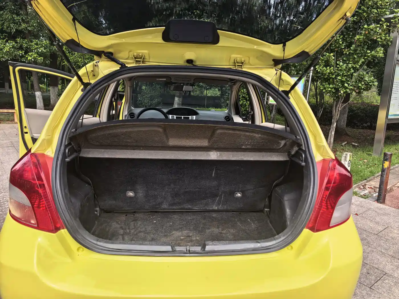 Toyota Yaris 2013 2011 1.6E Auto Charm Edition