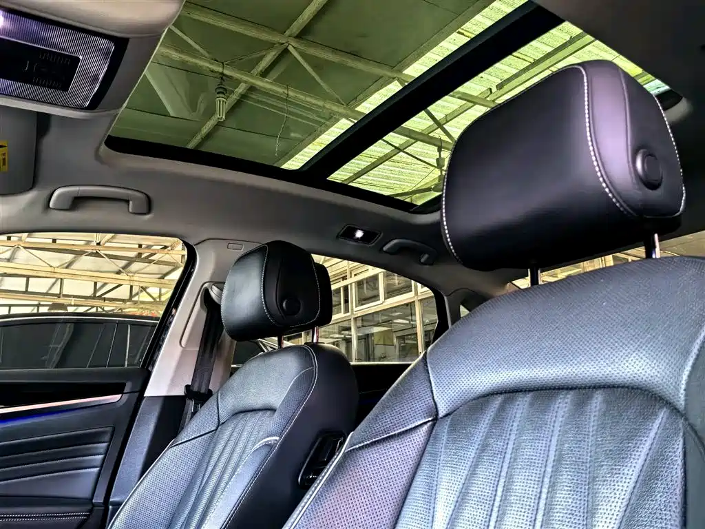 Volkswagen Passat 2022 330TSI Starlight Luxury Edition фото 11