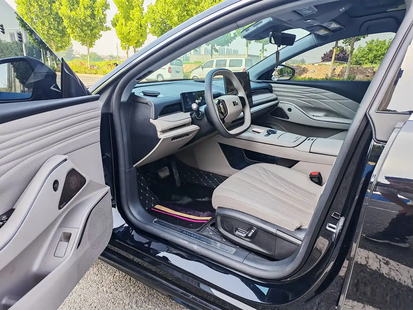 Geely Galaxy Galaxy Xingyao 8 2025 Model 130km EM-i Flagship Edition фото 4