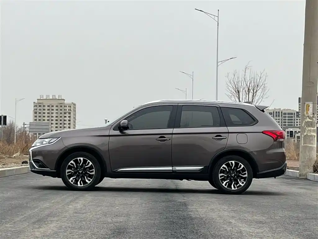 Mitsubishi Outlander 2020 2.0L 2WD Premium 5-seater фото 10
